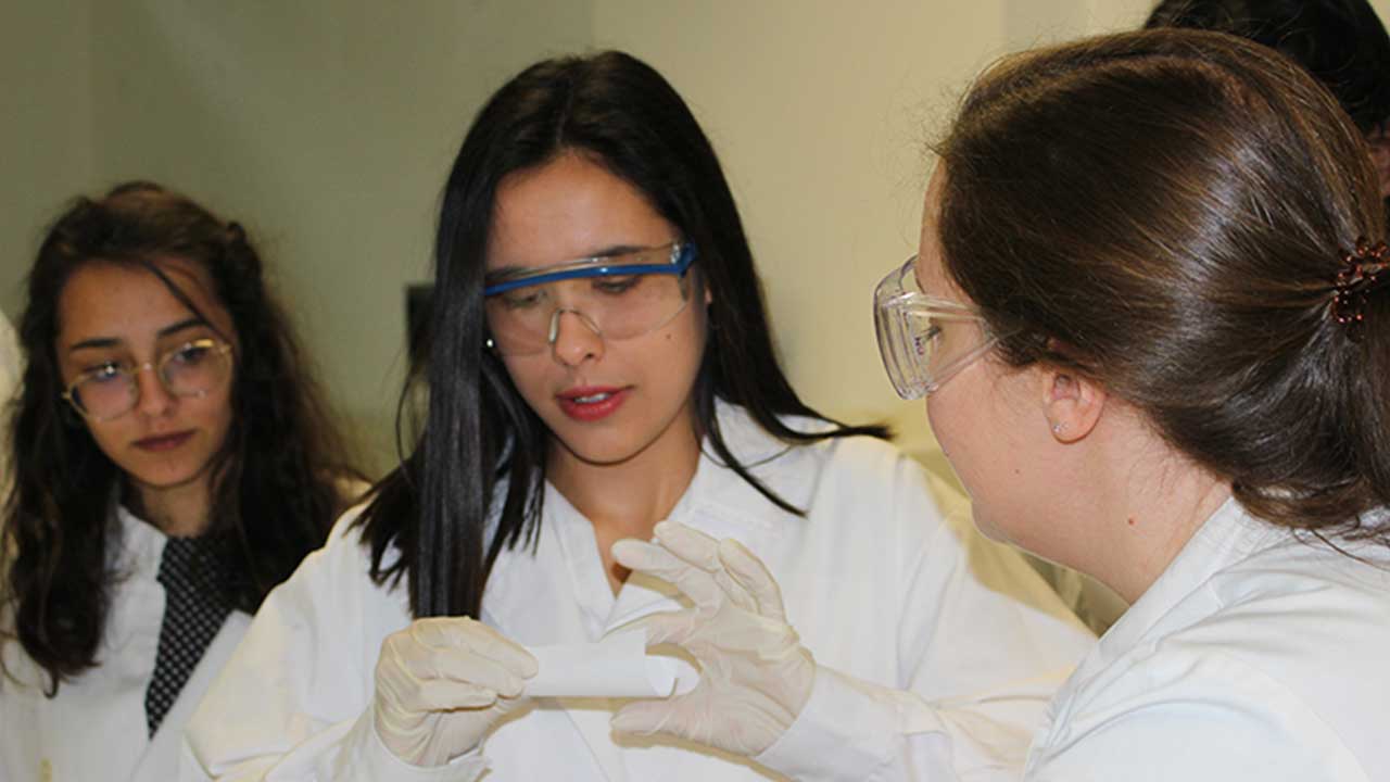 Students preparing aspirin (acetylsalicylic acid).