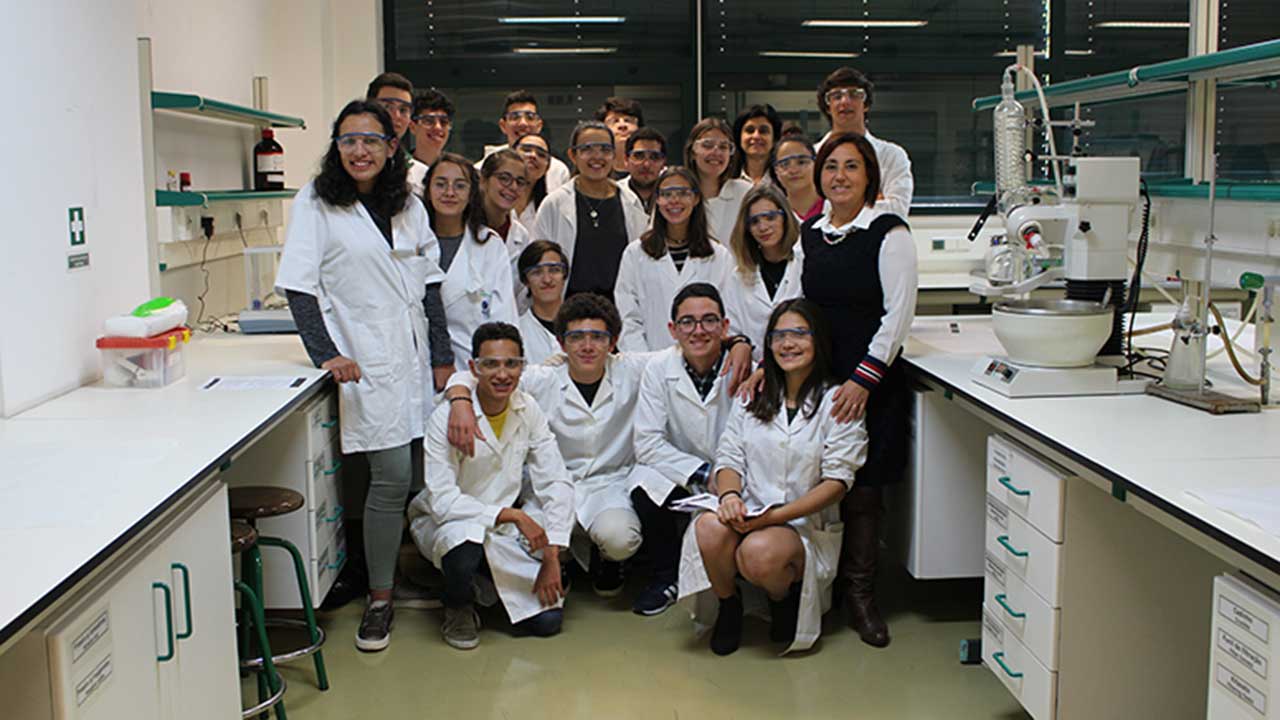 Students from Escola Básica e Secundária Dr. Ângelo Augusto da Silva that participated in the Bridging the Gap activity, "One day in the laboratory" on April 22nd.