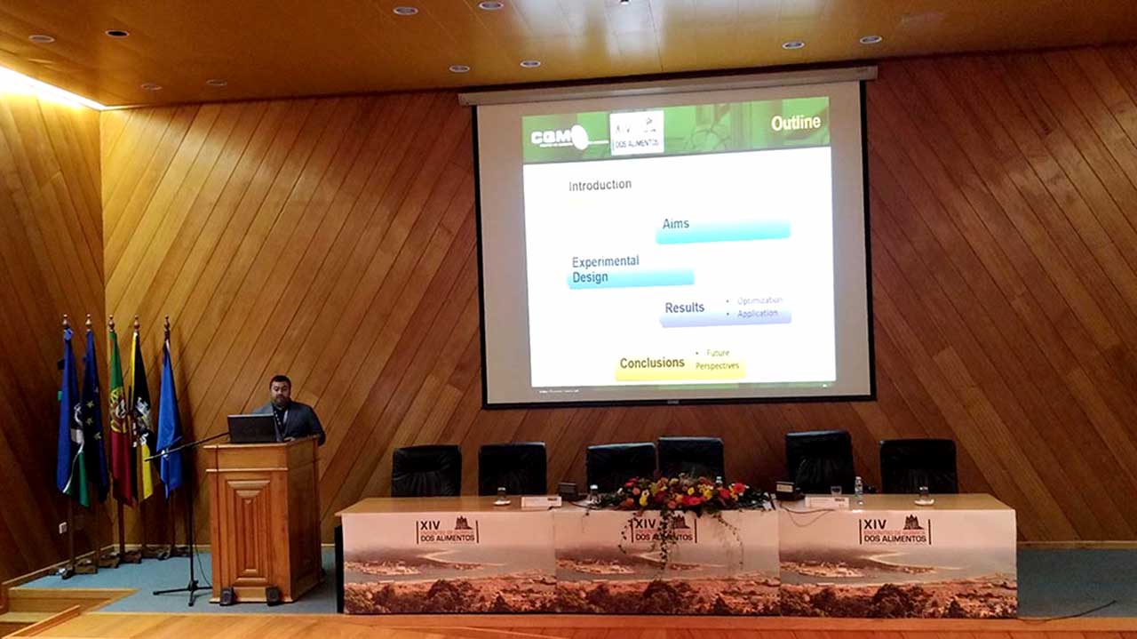 José Figueira presenting his work "Discrimination of lemon fruits from different geographical regions, based on a new analytical approach – NTME/GC-MS and chemometric analysis"