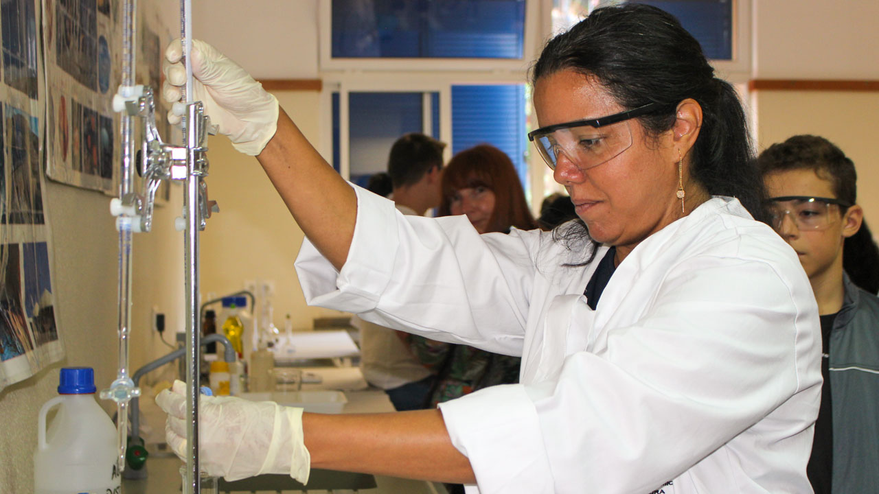 CQM researcher Mariangie Castillo demonstrating one of the experiments.