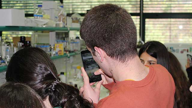 Student from Machico's elementary and secondary school taking a photograph in CQM's Labs.