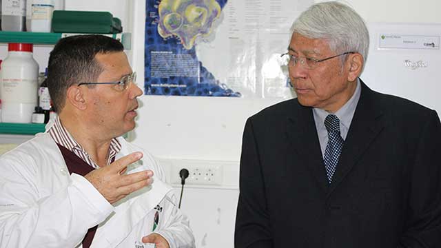 Rector of the City University of Macau and Professor José Câmara (Senior CQM researcher) during the rector's visit to CQM.