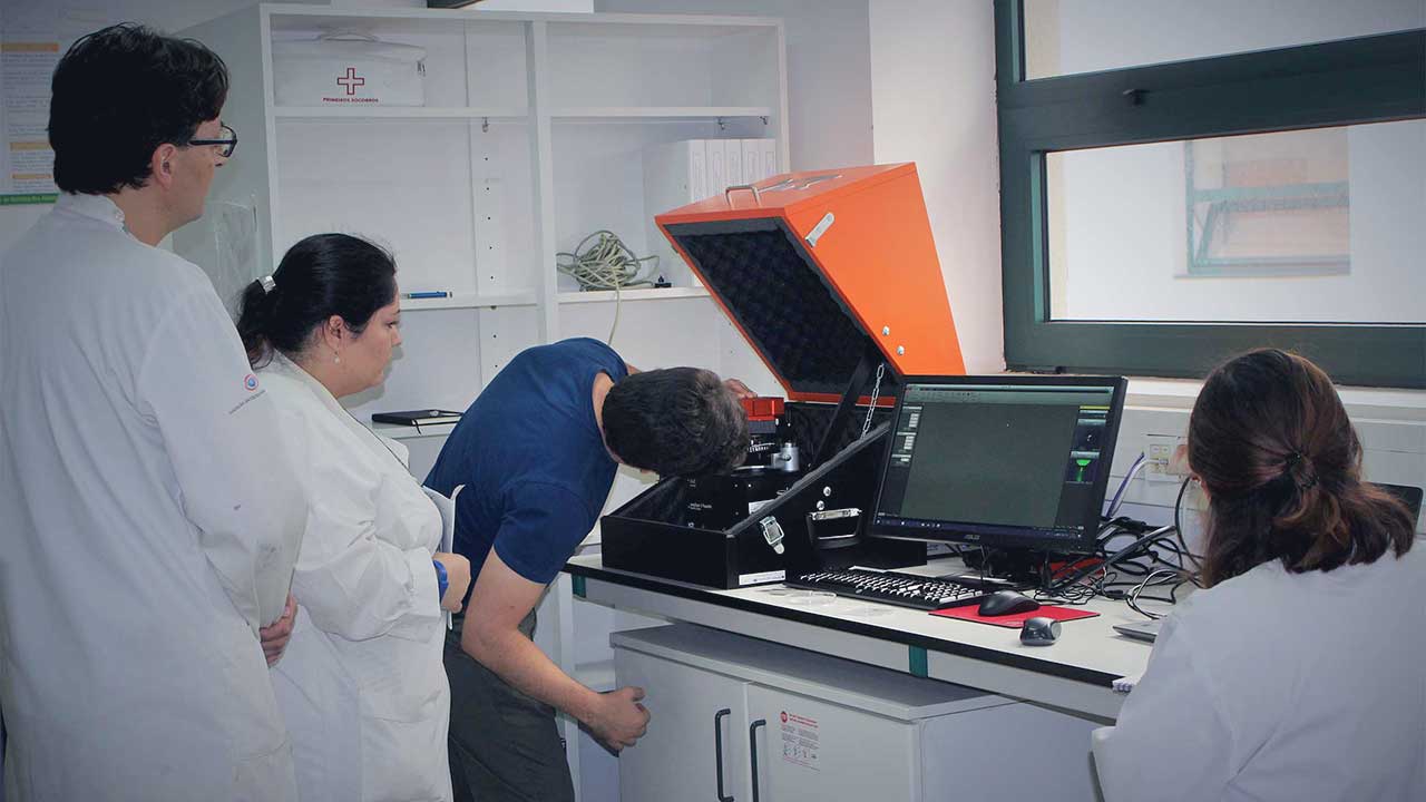 Hugo Gonçalves training CQM researchers on the AFM technique.