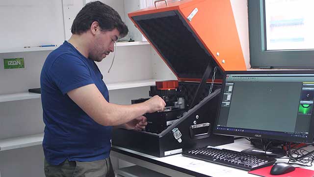 Hugo Gonçalves installing CQM's AFM.