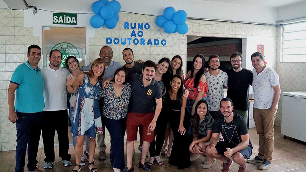 Paula Castilho with the postgraduate students from Pharmaceutical Sciences program of Faculty of Pharmacy of the Federal University of Juiz de Fora, Minas Gerais.