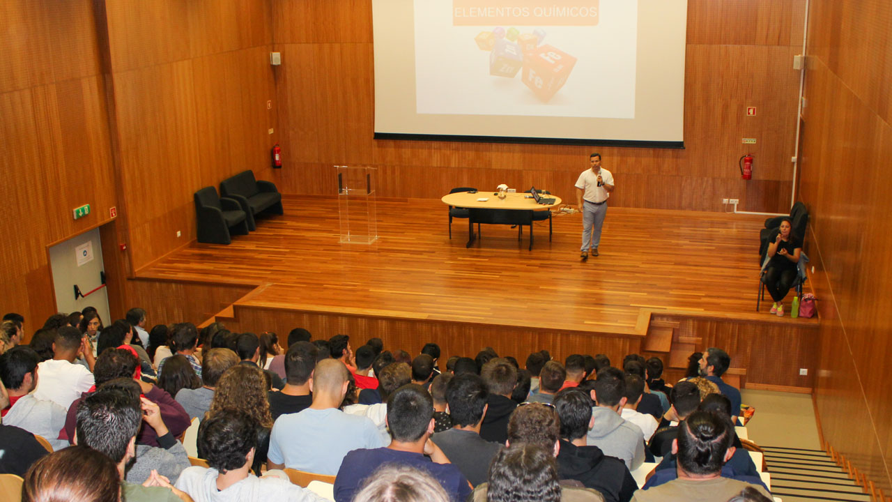 CQM researcher Professor José Câmara speaking to the students of Escola Profissional Dr. Francisco Fernandes.
