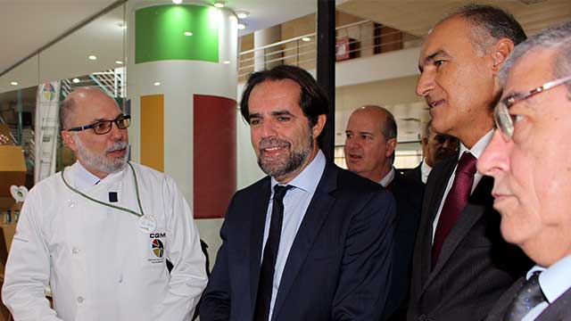 President of the regional government visiting CQM's Science Shop.