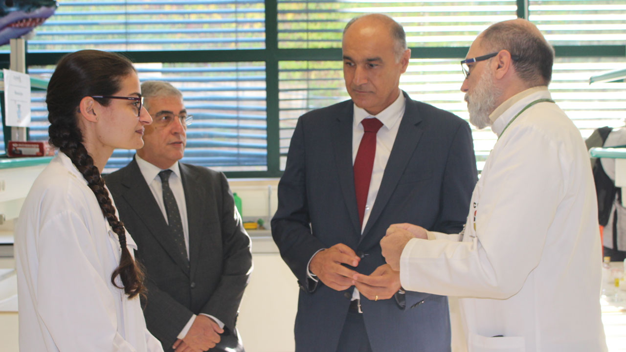 Regional Secretary of Education and Rector of the University of Madeira during their visit of Chemistry is Fun accompanied by CQM's Scientific Coordinator, Professor João Rodrigues